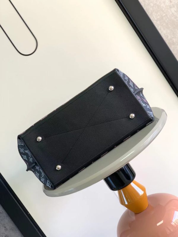 Louis Vuitton Grain Taurillon Calfskin Bag - Image 2