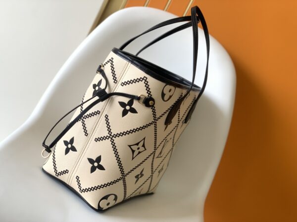Louis Vuitton Neverfull Medium-Sized Handbag - White - Image 5