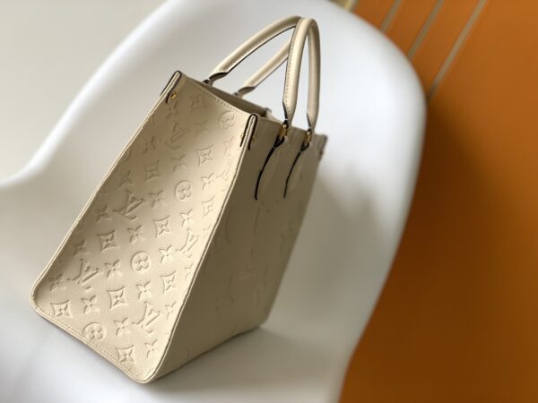 Louis Vuitton OnTheGo Medium Tote bag - White - Image 5