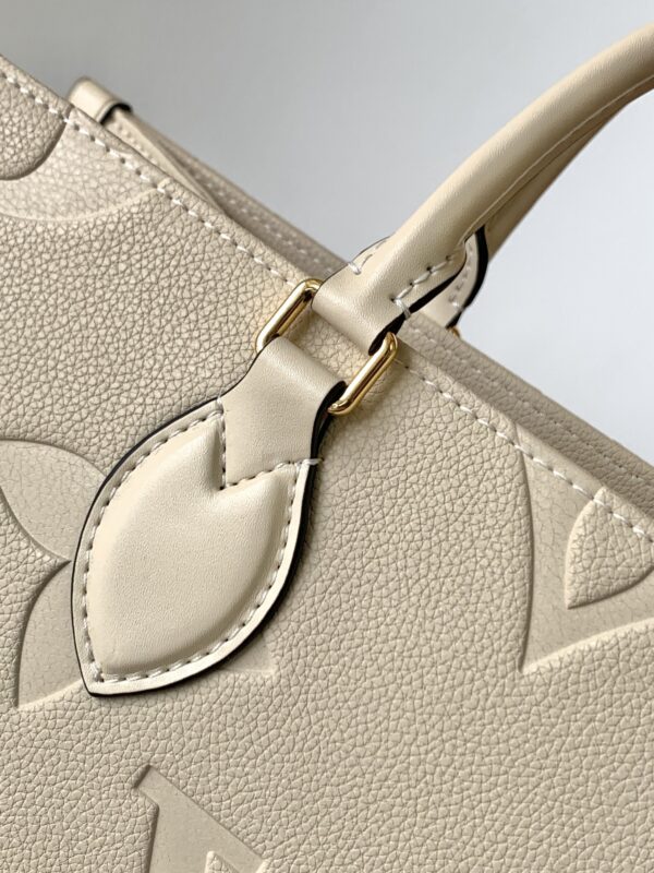 Louis Vuitton OnTheGo Medium Tote bag - White - Image 4