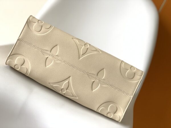 Louis Vuitton OnTheGo Medium Tote bag - White - Image 3