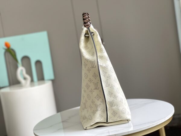 Louis Vuitton Carmel Hobo Tote Handbag - White - Image 5