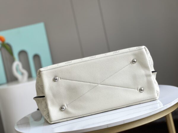 Louis Vuitton Carmel Hobo Tote Handbag - White - Image 3