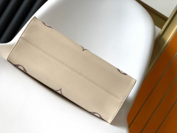 Louis Vuitton ONTHEGO Medium Handbag - White - Image 4