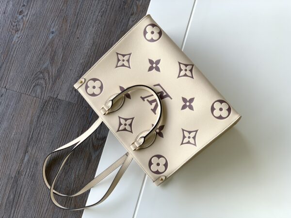 Louis Vuitton ONTHEGO Medium Handbag - White - Image 2