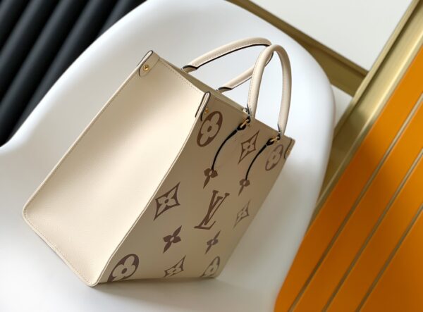 Louis Vuitton ONTHEGO Medium Handbag - White - Image 5