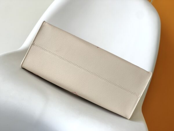 Louis Vuitton ONTHEGO Medium Handbag – White - Image 4