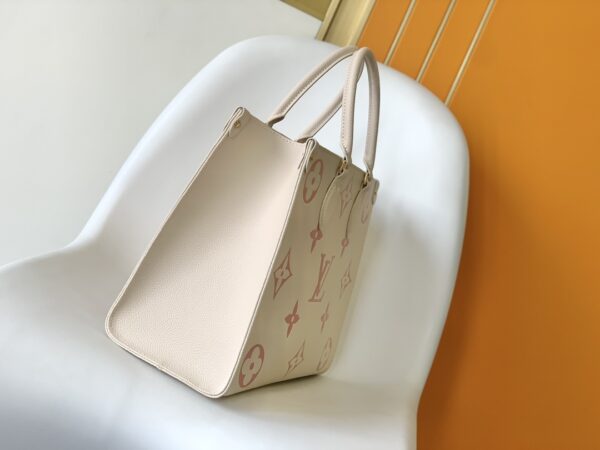 Louis Vuitton ONTHEGO Medium Handbag – White - Image 5