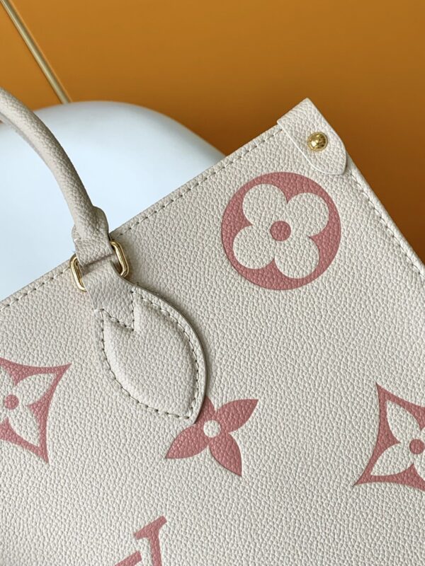 Louis Vuitton ONTHEGO Medium Handbag – White - Image 2