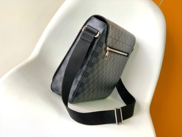 Louis Vuitton District Medium Messenger Bag - Gray - Image 5